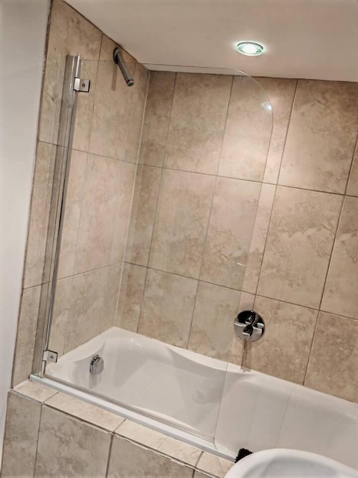 Lovely 1 Bedroom Apartment With Free Parking & Gym Kirkburton Экстерьер фото