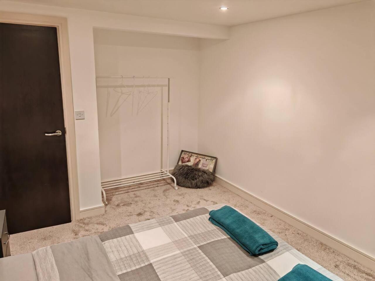 Lovely 1 Bedroom Apartment With Free Parking & Gym Kirkburton Экстерьер фото