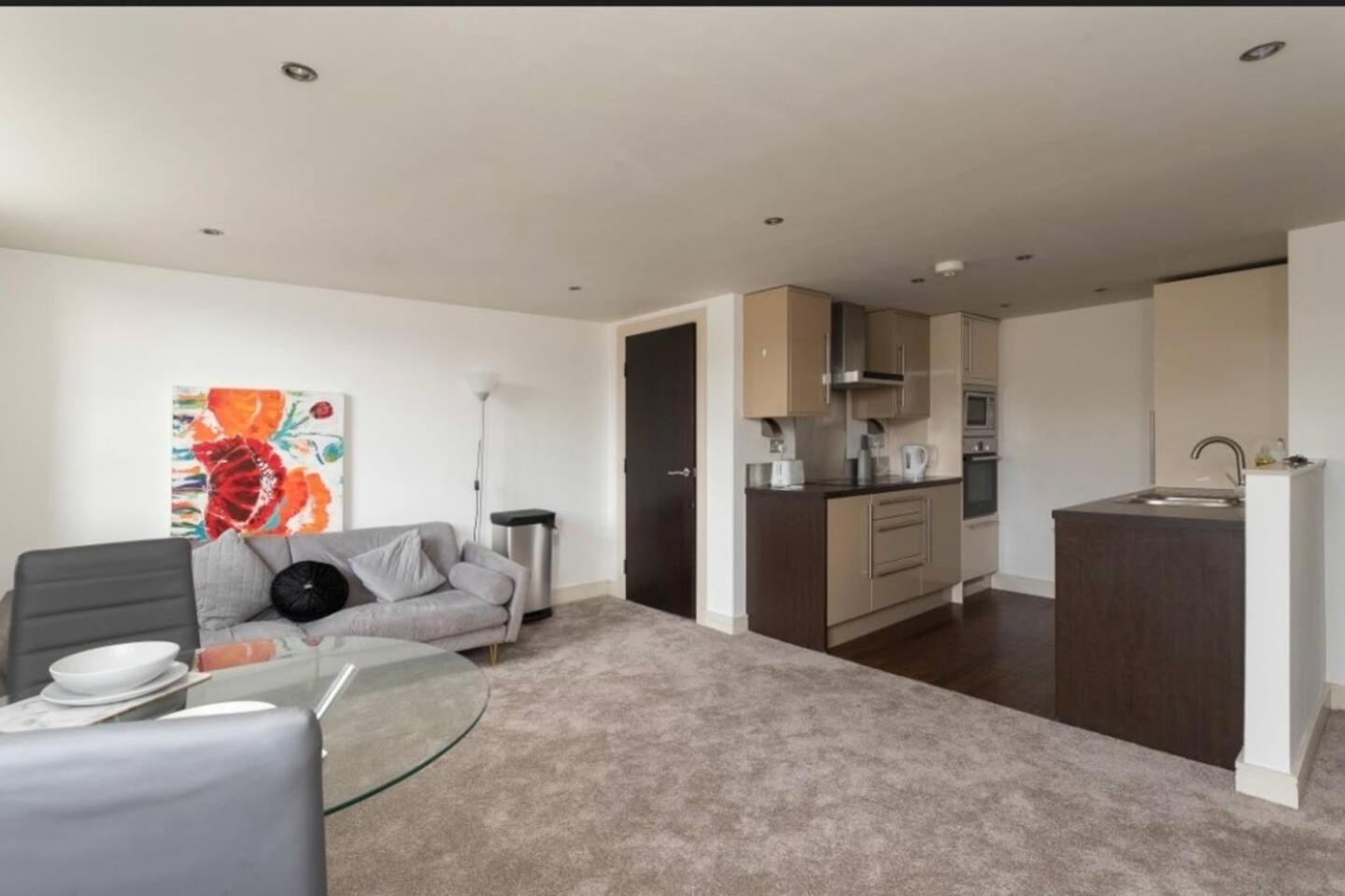 Lovely 1 Bedroom Apartment With Free Parking & Gym Kirkburton Экстерьер фото
